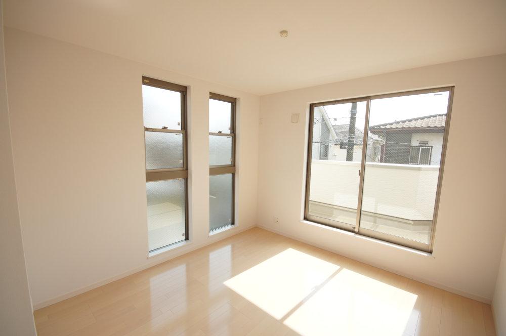 Same specifications photos (Other introspection). It will be the construction example of Western-style. It takes all rooms dihedral daylighting. 