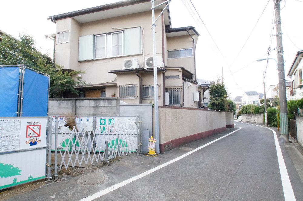 Local photos, including front road. Since the road width is located 5m, And out of the car is also a breeze. 