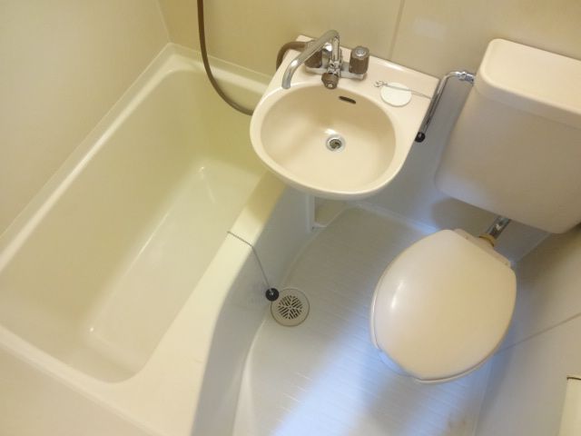 Bath. Clean unit bus