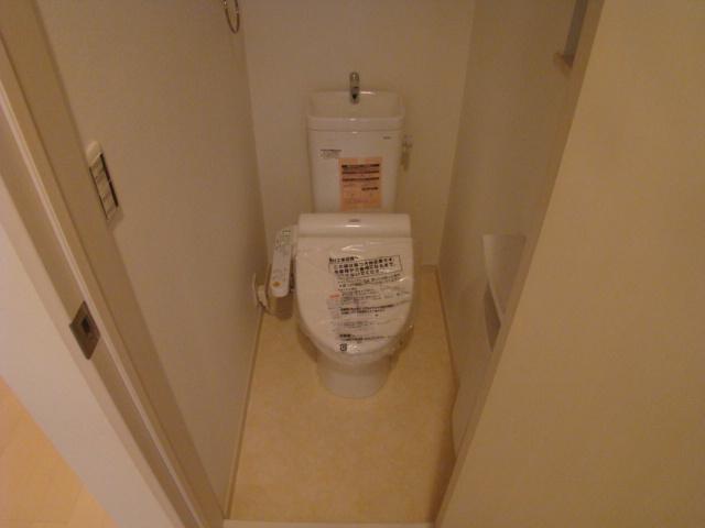 Toilet. Indoor (11 May 2013) Shooting