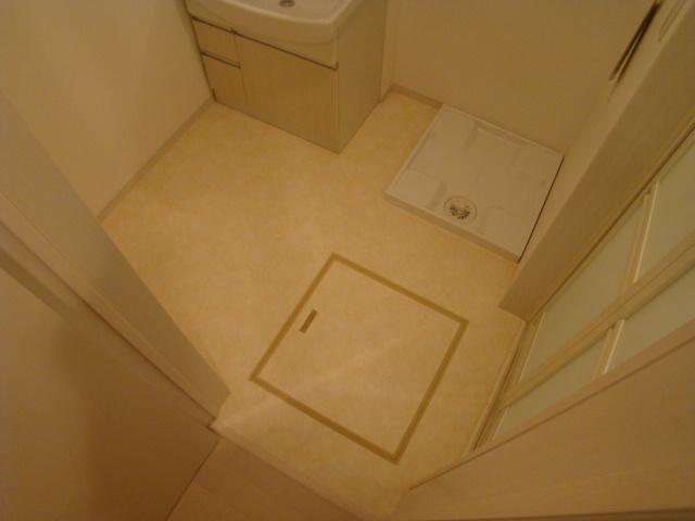 Wash basin, toilet. Indoor (11 May 2013) Shooting