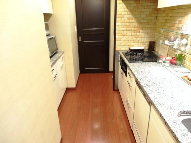 Kitchen. 2-way kitchen that can enter and exit from the corridor side
