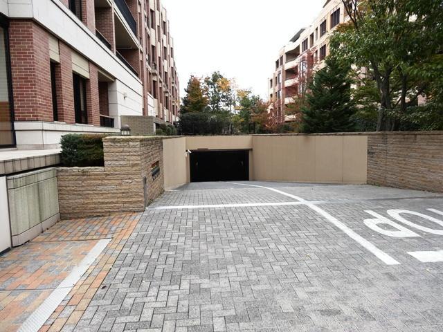 Parking lot. Common areas (parking approach)