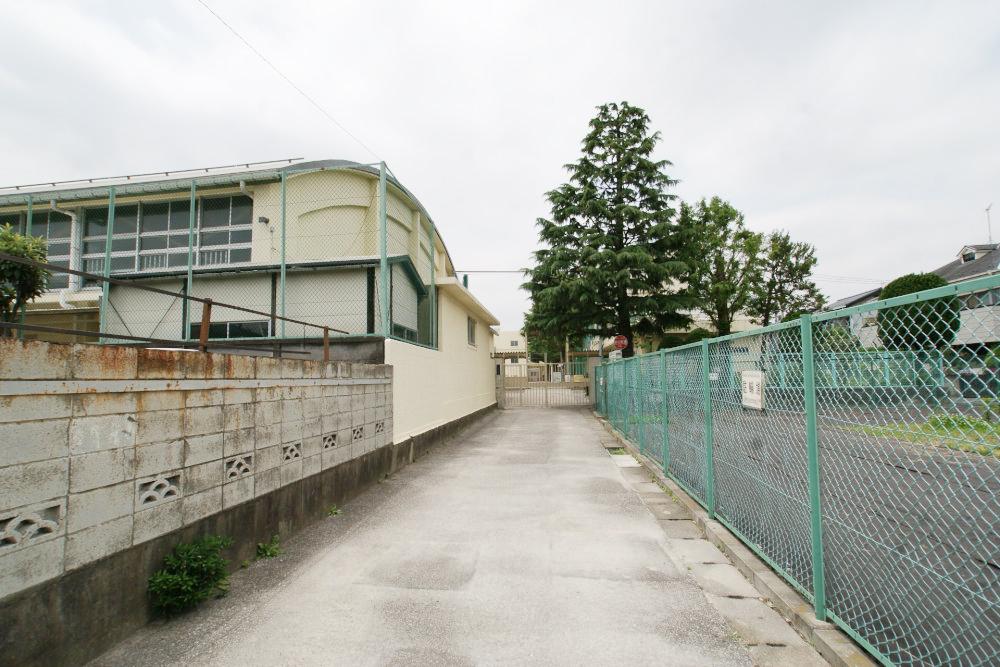 Junior high school. 423m to Suginami Ward Amanuma Junior High School