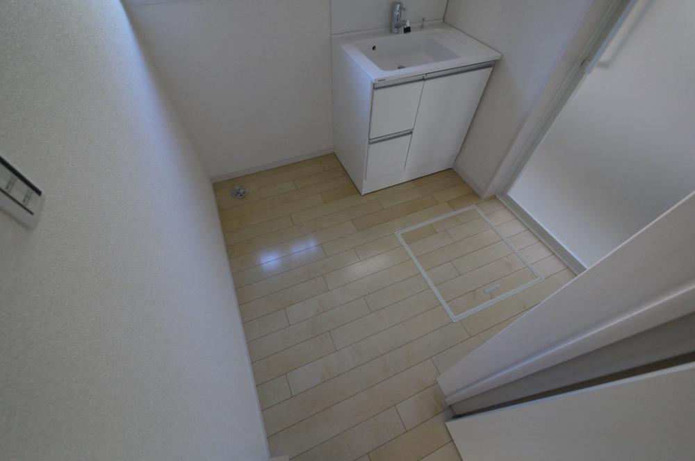 Wash basin, toilet. Indoor (12 May 2013) Shooting