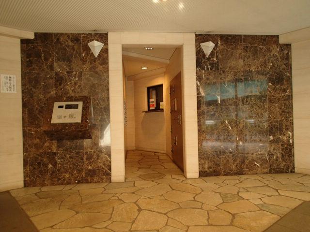 Entrance. Common areas
