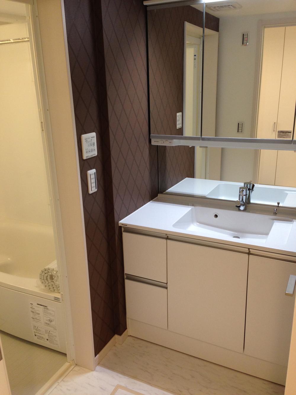 Wash basin, toilet. Indoor (11 May 2011) Shooting