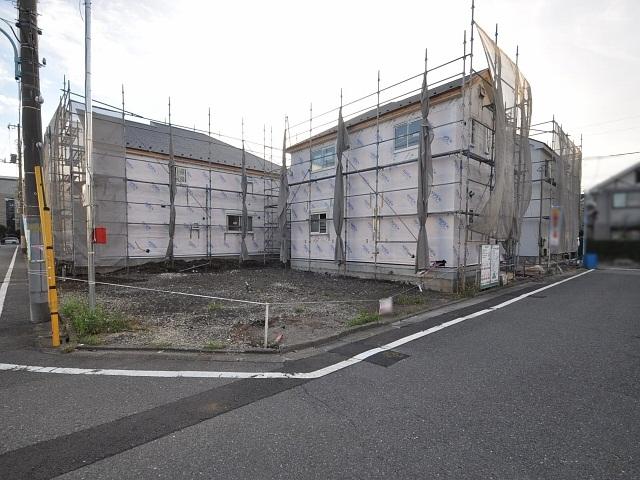 Local photos, including front road. Contact road situation