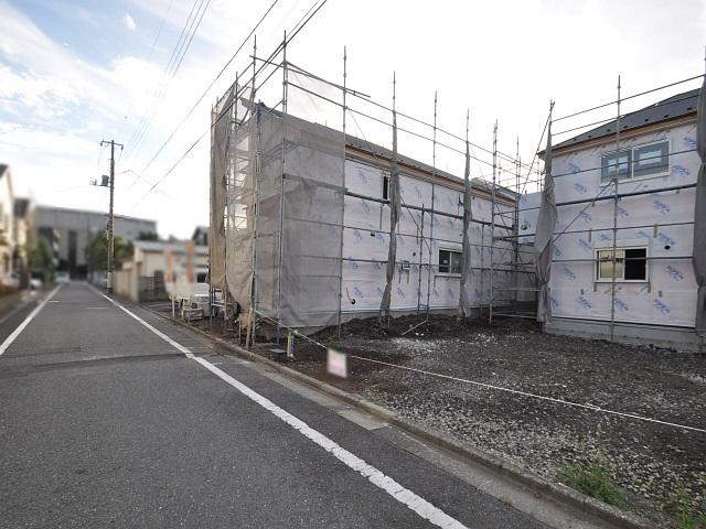 Local photos, including front road. Contact road situation