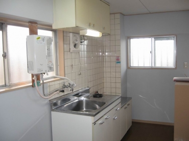 Living and room. ☆ Is also available storage space at the top and bottom of the kitchen. ☆