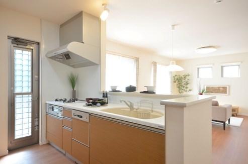 Living. Face-to-face counter kitchen that can be dishes while enjoying the conversation. Sliding cabinet Ya that can out efficiently thing as far as it will go Standard equipped with a dish washing dryer. (16 Building 2013 February) Shooting