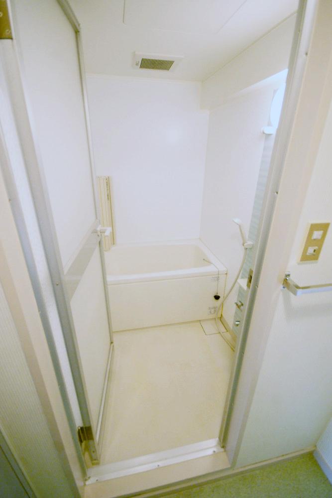 Bathroom. Contact is the bathroom. Water around are also clean up a professional hand.