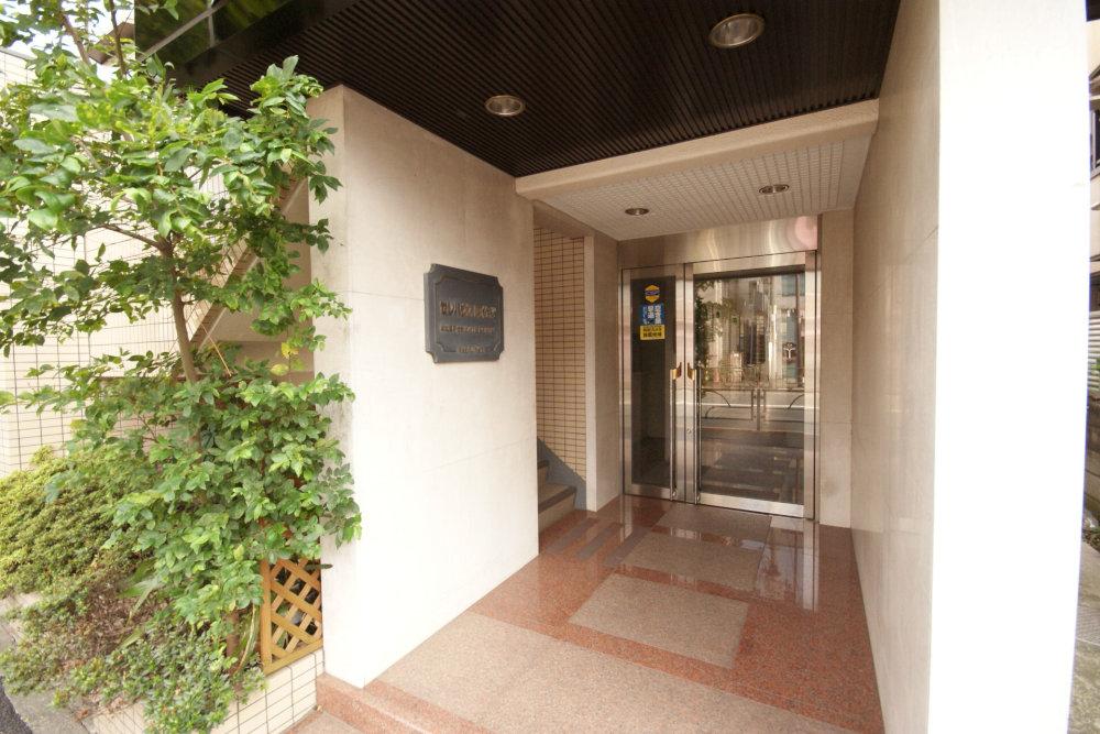 Entrance. Is the entrance along Waseda street. 3 and now is safe even if late at night because it is alternating.