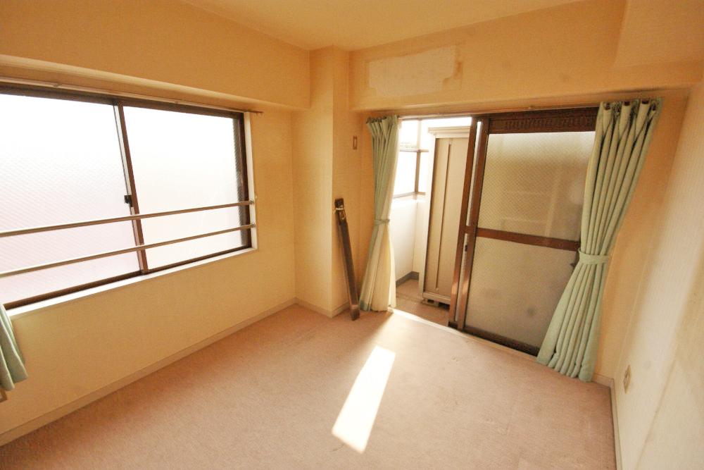 Other local. There is in the west balcony and window to the south.