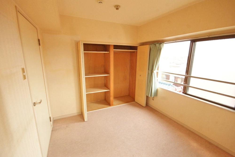 Other local. There is also a large storage so you can use the room to enable.