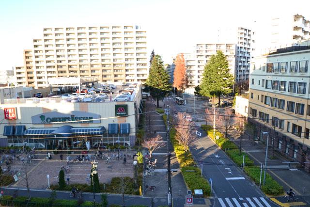 Shopping centre. 80m to UNIQLO Queens Isetan Suginami Momoi shop