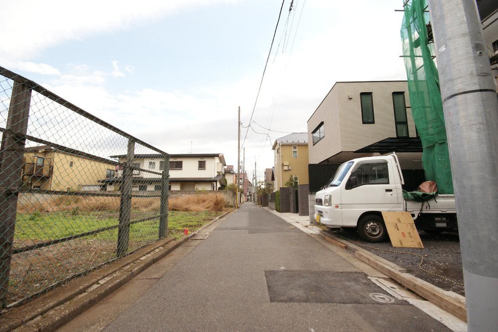 Local photos, including front road. With no flat way of the difference in height from the train station, Commute ・ Back up the school! Access to the city center is also good. 