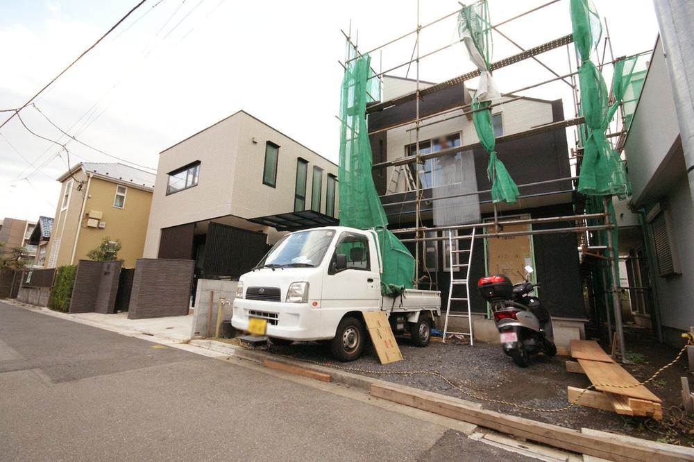 Local photos, including front road. It is traffic a small amount of a quiet residential area. You can also you live in peace families with small children come. 