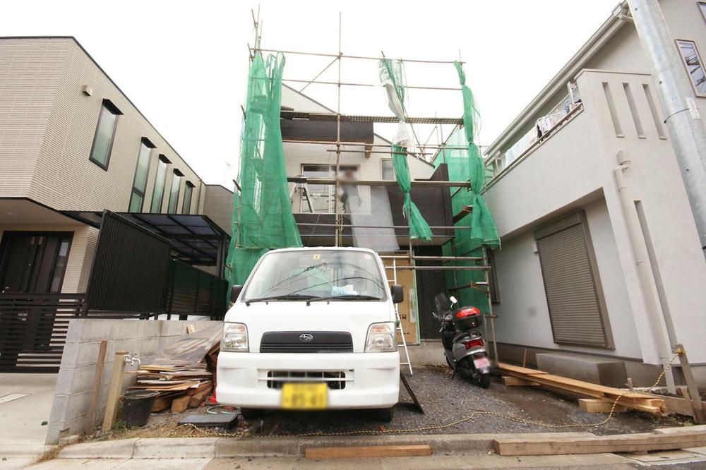 Local appearance photo. Newly built single-family Suginami Hon'amanuma 3-chome. Limited Building 1. Parking spaces also offers two. (By car) building will soon complete. For each facility has its own is. Please have a look once. 