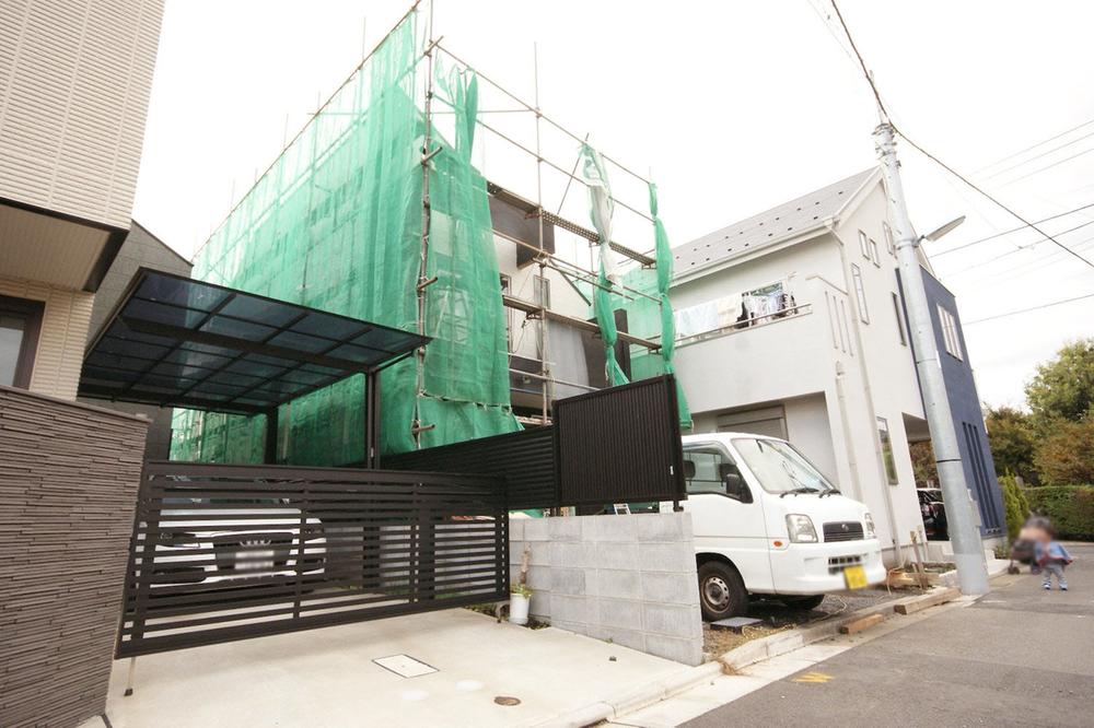 Local photos, including front road. Refreshing living environment. 