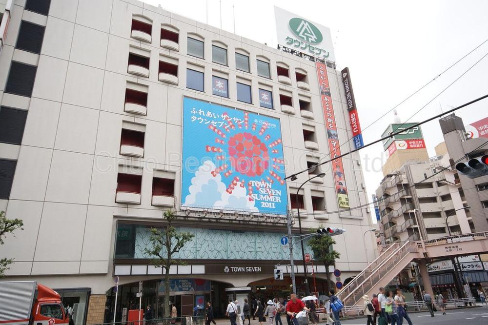 Shopping centre. 797m to Town Seven