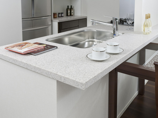 Kitchen.  [Face-to-face flat counter] Kitchen has adopted a flat face-to-face counter. Since the difference in level and there is a wide depth of up to about 900mm without, It can smoothly without lifting also temporarily placed in front of the dish to serving, You can also enjoy dishes from the face-to-face side together. By not providing the hanging cupboard, Spread is bright and airy, You can also enjoy hearthstone of the family while the housework.  ※ Except for the first floor dwelling units