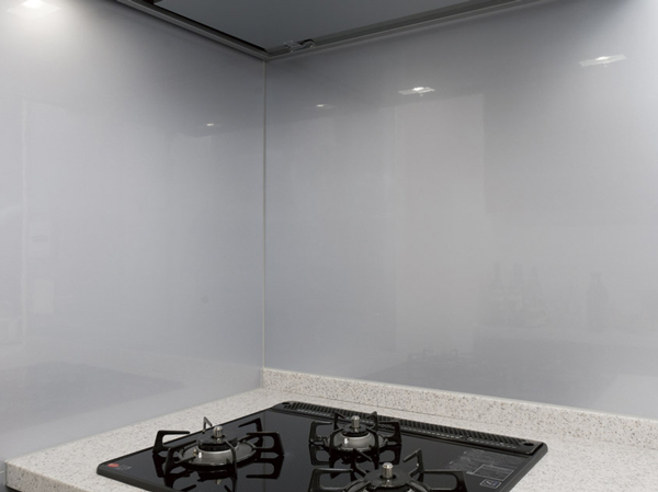 Kitchen.  [Stove before panel] Before stove easily marked with water wings and oil stains, It has adopted a melamine non-combustible decorative board. Less joint, Also making it easier to wipe off dirt.