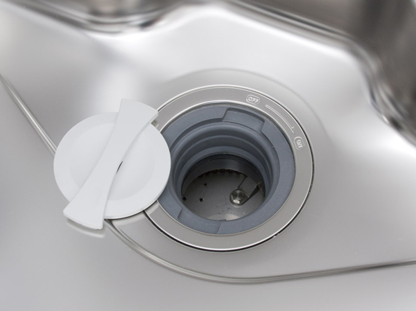 Kitchen.  [Garbage disposer] The garbage, This is a system that can be quickly crushed processing in the kitchen. Garbage that has been crushed by the disposer of each dwelling unit from then purified in wastewater treatment equipment dedicated, Since the drainage, It can also reduce the load on the environment.  ※ There is also a thing that can not be part of the process. For more information please check at the manufacturer's brochure.