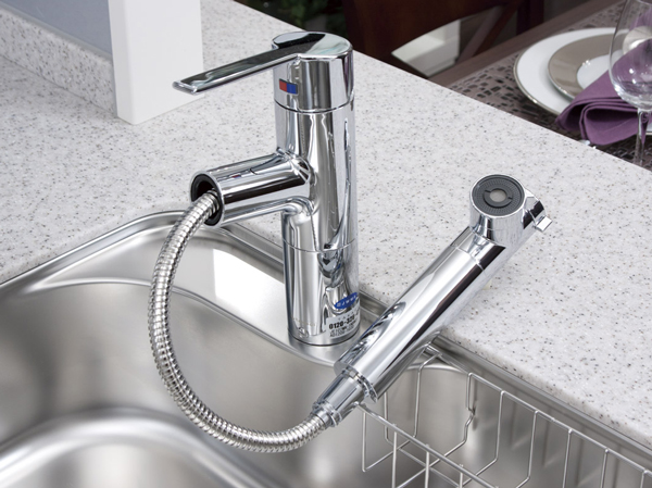 Kitchen.  [Single lever shower faucet] The amount of water in the lever operation one, Installing the temperature adjustable single-lever faucet. Since the pull out the shower head, It is also useful, such as sink cleaning. Also, It has a built-in water purification cartridge.  ※ Cartridge replacement costs will be separately paid.