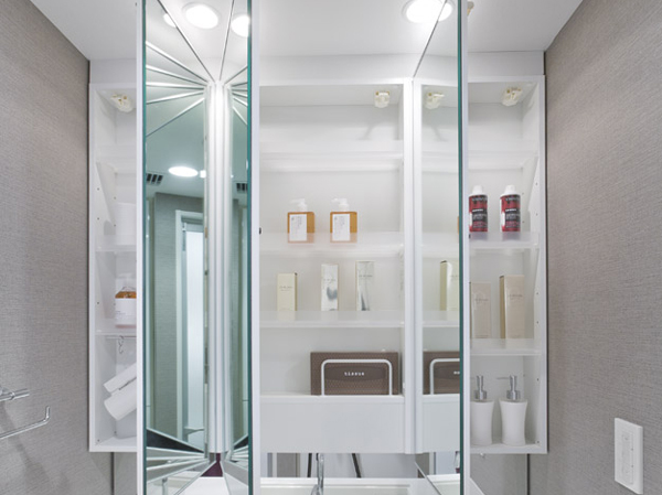 Bathing-wash room.  [Three-sided mirror with vanity (with hand lighting)] It has adopted a three-sided mirror with vanity, which also includes a three-sided mirror under mirror tailored to the child's point of view. Ensure the storage rack on the back side of the three-sided mirror. You can organize clutter, such as skin care and hair care products. Also storage rack is clean and maintain because it is clean and remove.