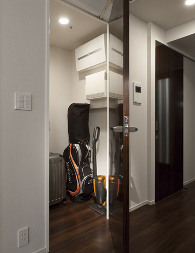 Receipt.  [Storeroom] Sports such as golf bags and skis ・ From outdoor goods, Until the season of life supplies, Also it can be stored large volume.  ※ It has established a hub and dwelling unit distribution board for the Internet.