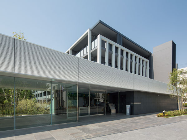 Shared facilities.  [entrance] Magnificent entrance reminiscent of a white gate, In a balanced sense of volume also in the boldness, Full of beauty overwhelm the viewer. To the glassed-in open corridor across from the public road side, See the part of the private forest and building, We have created a beauty to collect the envy of coming and going people. (May 2013 shooting)