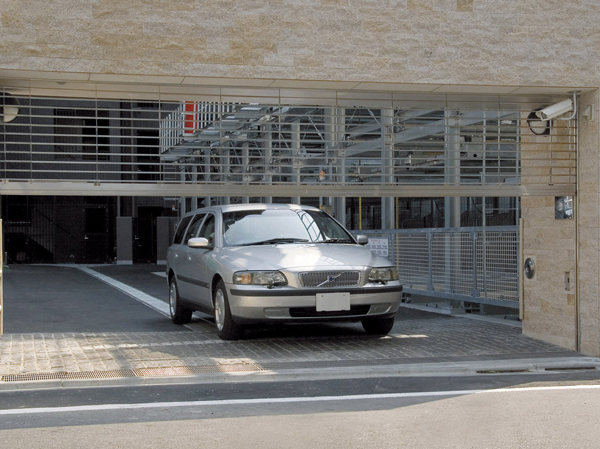Security.  [Electric shutter gate (with private remote control)] The entrance of the parking lot, It established the shutter gate to enhance the safety and crime prevention. Open the shutter gate with a dedicated remote control, Since it closes automatically, You can operate without having to get down from the car. (Same specifications)