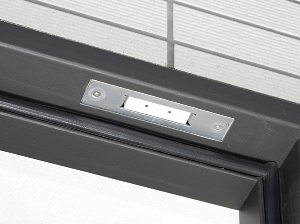 Security.  [Security sensors] Entrance door, 1st floor ・ Window facing on the second floor of the terrace, And the second floor of some window, Footwear input portion of the window, balcony ・ Set up a crime prevention sensor for some windows facing the roof balcony ( ※ Except for the windows and FIX window stick of surface lattice). When the frontage part crime prevention sensor is installed is opened while security set, Sensor reacts, Place a abnormal signal to the security company sounds an alarm at the dwelling units within the intercom master unit and the Genkanshi machine. (Same specifications)