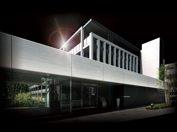Buildings and facilities. Magnificent entrance reminiscent of a white gate, In a balanced sense of volume also in the boldness, Full of beauty overwhelm the viewer. To the glassed-in open corridor across from the public road side, See the part of the private forest and building, We have created a beauty to collect the envy of coming and going people. (2013 May shooting ※ Light Ya to actually shooting photos, In fact a somewhat different in plus CG synthesis. )