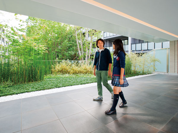 Buildings and facilities. Reminiscent of the "Musashino Mori" "Private Forest". that is, By 4 buildings construction of buildings arranged in a U-shape, We The outer forms a region where inner spaced clearly. Landscape full of green of moisture that feels enrich nature, It produces the luxury of time that only those residents can enjoy. (September 2013 shooting)