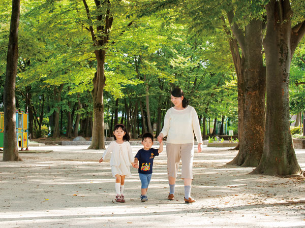 Surrounding environment. And thickets, Large Miyamae park there is a playground equipment has been installed Square. Outside of the park, It is surrounded by tall trees, such as zelkova, In the wooded area is a place that has entered from the entrance of the south, A lot of Quercus ・ Zelkova has lined like a natural forest. (About 160m / 2-minute walk ・ September 2013 shooting)