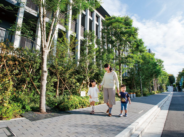 Buildings and facilities. Vast grounds of the total site area of ​​approximately 7900 sq m, Low-rise residence lavish of all 143 House. Planting is adorned with high design reminiscent of a museum appearance. (September 2013 shooting)