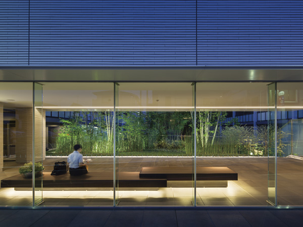 Open has been designed to the courtyard is visible to the other side of the glass corridor (May 2013 shooting)