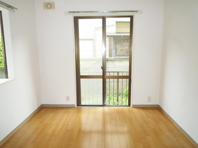 Other room space. Bright Western-style