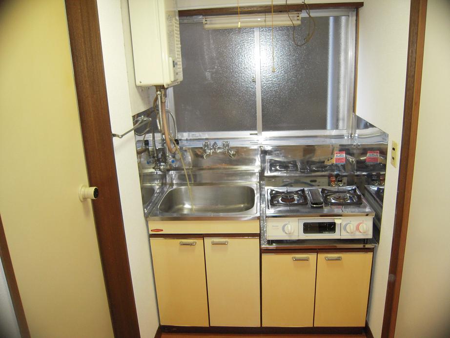 Kitchen. 2-neck with gas stove, It has a window.