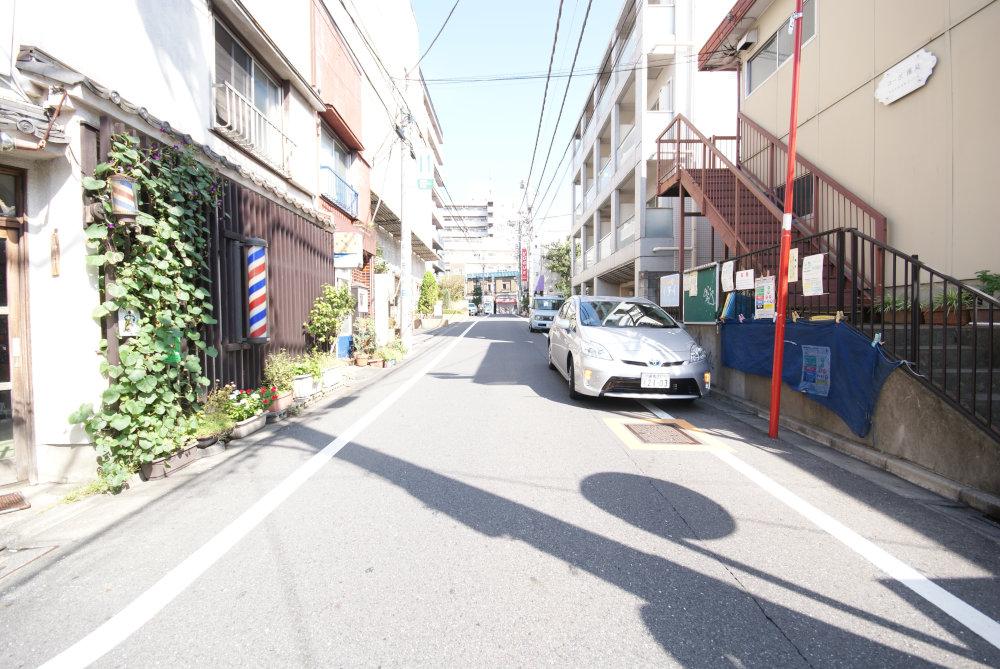 Local photos, including front road. No car street, Is a quiet environment.