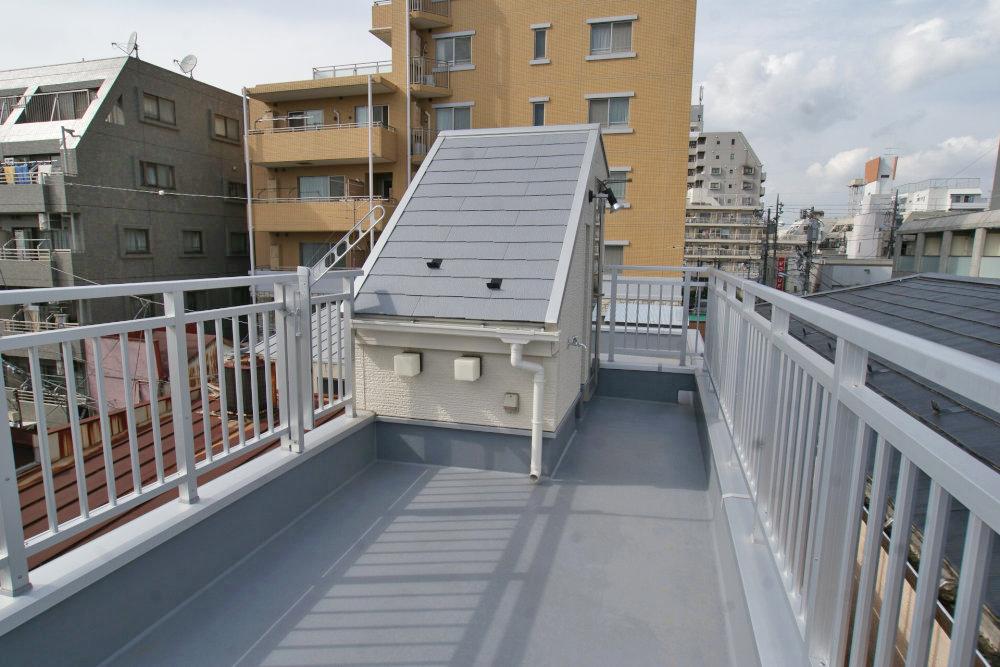 Balcony. It is a roof balcony of size about 7 Pledge.