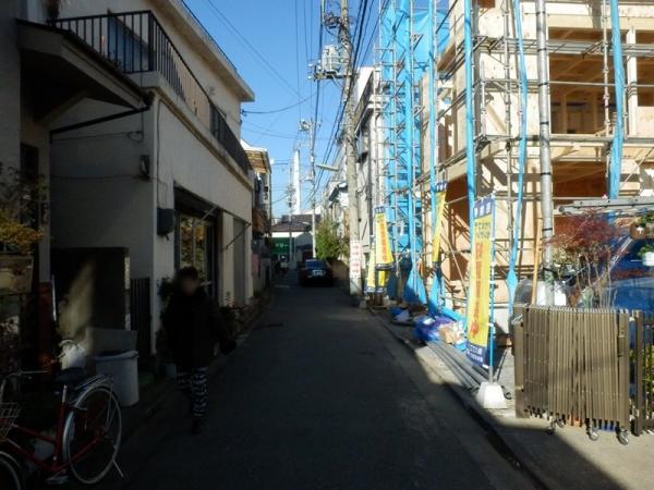 Local photos, including front road. Front road (November 2013) Shooting