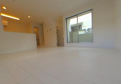 Living. White was the keynote, Spacious dining. Day is also well bright.