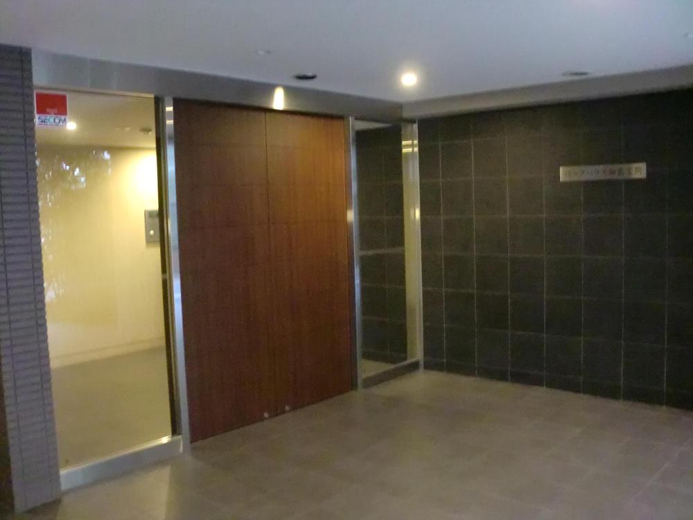 Entrance. Common areas