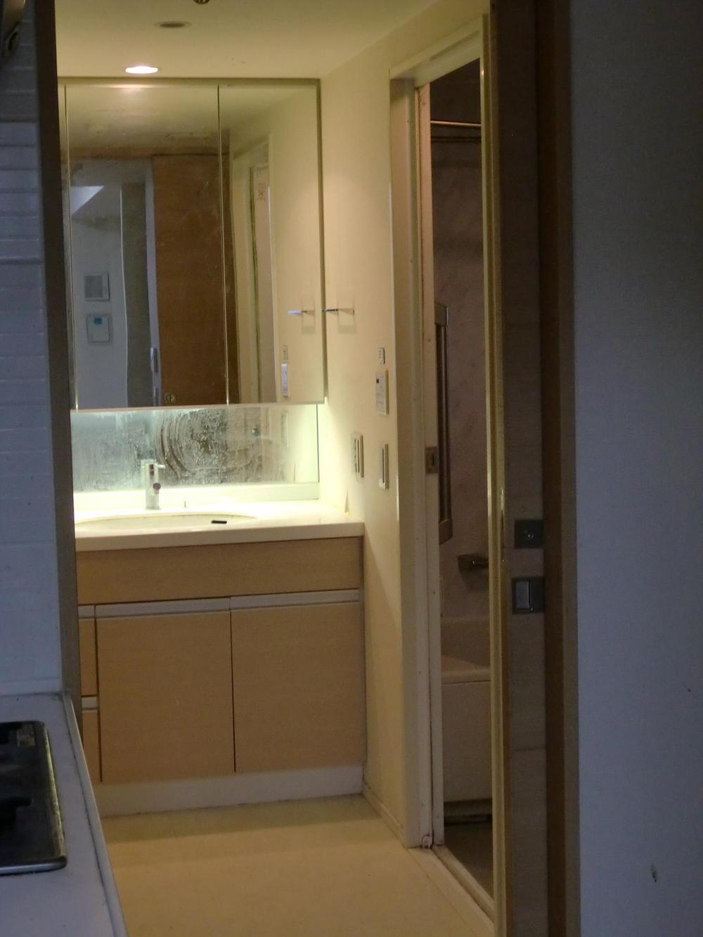 Wash basin, toilet. Indoor (10 May 2013) Shooting