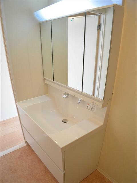 Wash basin, toilet. Dressing also fun three-sided mirror