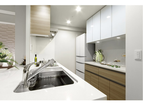 Full of clean face-to-face counter kitchen. Help the housework equipment also has been enhanced