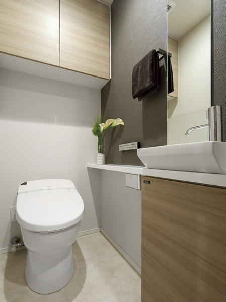 Water-saving tankless toilet of ECO6 that greatly reduces the amount of water used. It has also been installed hand-washing counter